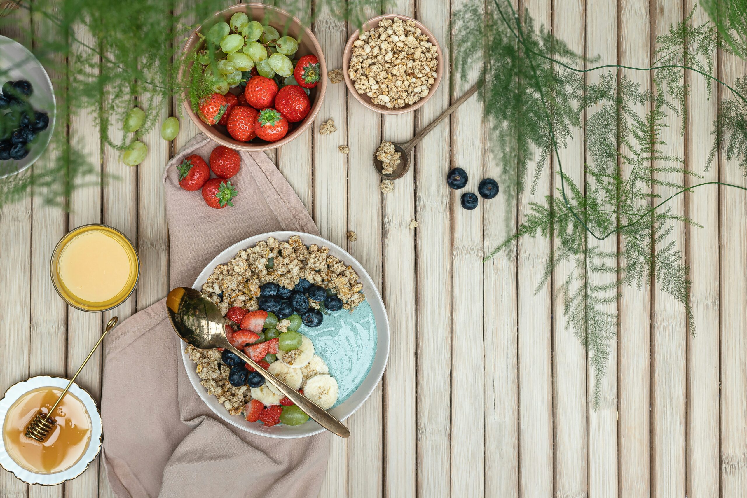 Comparison chart between organic snacks and conventional snacks showing nutritional values