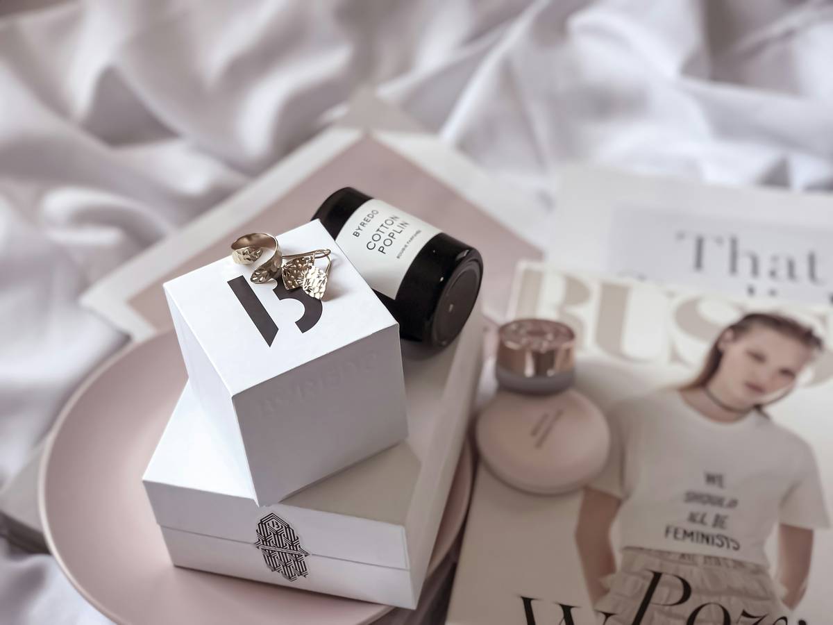 A step-by-step infographic showing how to prepare an avocado-chia pudding with cacao nibs