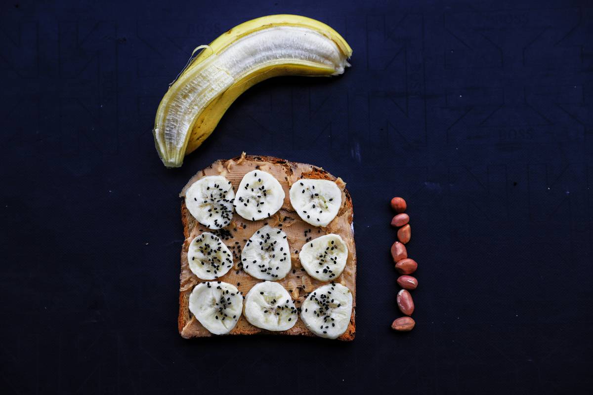 Infographic listing popular adaptogens like ashwagandha, maca, and rhodiola rosea